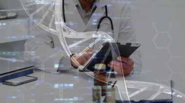 Doktor DNA ipliği ve veri işleme animasyonu içeren tablet kullanıyor. Sağlık, teknoloji, genetik, yenilik, araştırma, dijital