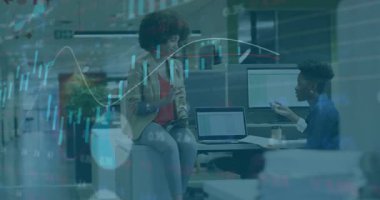 Veri analizi, ofis ortamında finansal grafikleri olan iş adamları. Analizler, strateji, toplantı, takım çalışması, finans, şirket