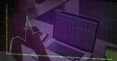 Ofiste finansal verileri gösteren dizüstü bilgisayarın üzerindeki grafik çizgi animasyonu. Finans, analiz, teknoloji, iş dünyası, dijital, ekonomi