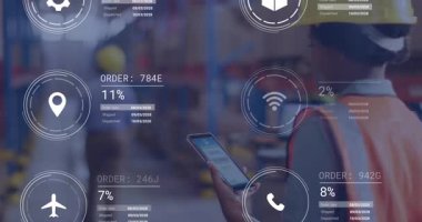 Animasyonlu tablet kullanan depo çalışanı dijital siparişleri etkili bir şekilde takip ediyor. Lojistik, tedarik zinciri, envanter, teknoloji, yönetim, verimlilik