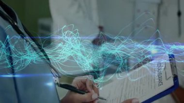 Hastanede, karmaşık veri görselleştirmesinin animasyonunu analiz eden tıp uzmanları var. Sağlık, teknoloji, yenilik, uzmanlar, araştırma, analitik