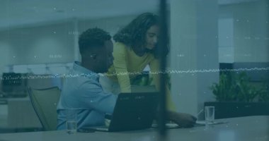 Ofis masasında, veri işleme animasyon örtüsü olan iş arkadaşları. takım çalışması, işbirliği, teknoloji, dijital, yenilik, analitik