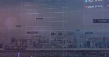 Şehrin ufuk çizgisi, finansal veriler ve borsa grafikleri animasyon yaratıyor. Maliye, ekonomi, yatırım, analitik, grafikler, kentsel