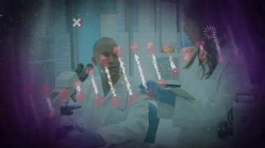 Laboratuvarda, bilim adamları araştırmayı arka planda DNA dizisi animasyonuyla tartışıyorlar. Bilim, biyoteknoloji, genetik, yenilik, moleküler, analiz