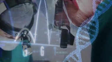 Animasyon kaplamalı DNA iplikleri inceleniyor, cerrahlar hastanedeki verileri analiz ediyor. Genetik, araştırma, biyoteknoloji, analiz, bilim, sağlık hizmetleri