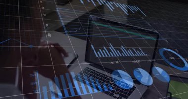 Bilgisayarda çalışan kişinin finansal grafikleri ve veri analizleri. Analizler, finans, teknoloji, dijital, iş, yatırım