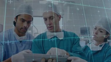 Dijital arayüzlü hasta verilerini gözden geçiriyoruz. Hastane önlüklü tıbbi ekip. Sağlık, teknoloji, takım çalışması, ameliyat, tanı, işbirliği