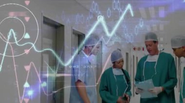 Hastane koridorunda, tıbbi ekip hasta verilerini animasyon örtüsüyle tartışıyor. Sağlık, işbirliği, takım çalışması, tartışma, teknoloji, yenilik