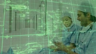 Veri şebekesi kaplamalı dijital cihazlar kullanarak, önlüklü tıp uzmanları çalışıyor. Sağlık, teknoloji, yenilik, analiz, iletişim, çoklu görev