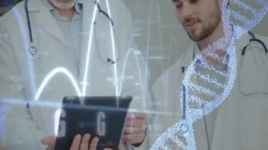 Doktorlar DNA ipliği ve veri işleme animasyonu içeren tablet kullanıyorlar. Sağlık, teknoloji, yenilik, genetik, analiz, dijital