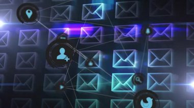 Zarf sembolleri üzerinden dijital iletişim simgelerinin ve ağ bağlantılarının animasyonu. Teknoloji, bağlantı, arayüz, posta, e-posta, internet