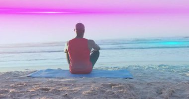 Sahilde meditasyon, renkli gökyüzü ve sakin okyanus dalgaları animasyonu olan bir adam. Rahatlama, sükunet, farkındalık, dinginlik, ahenk, maneviyat