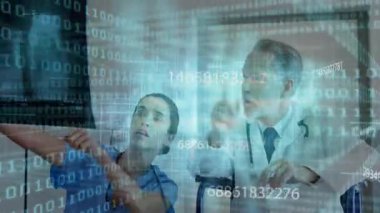 Röntgeni dijital kaplamayla analiz etmek, hastanede çalışan tıp uzmanları. Sağlık, tanı, radyoloji, teknoloji, takım çalışması, tedavi