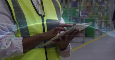 6G teknolojili tablet kullanarak, güvenlik yeleği giyen kişi veri animasyonunu izliyor. yenilik, bağlantı, altyapı, mühendislik, analiz, dijital