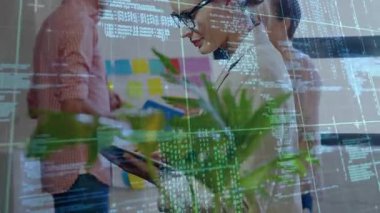 Dijital kod ve veri işleme animasyonu üzerinde işbirliği yapan iş adamları. Teknoloji, takım çalışması, yenilik, kodlama, analiz, iş toplantısı