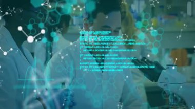 Dijital bilimsel verilerle çalışan laboratuvar önlüklü bilim insanları animasyonu örtüyor. Araştırma, laboratuvar, yenilik, teknoloji, deney, keşif