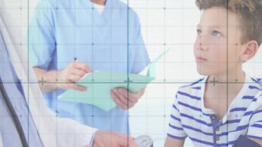 Hastanede, tıbbi uzmanlar hasta bakımını çocukla tartışıyor, şebeke örtüşüyor. Sağlık, takım çalışması, danışma, pediatrik, iletişim, takım çalışması