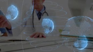 Doktor hasta, dijital küre ve veri animasyonu sahnesiyle tartışıyor. Sağlık, danışma, teknoloji, yenilik, analitik, küresel