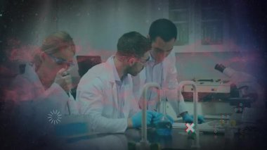 Laboratuvar önlüklü bilim adamları renkli veri animasyonlarıyla deneyler yapıyorlar. Laboratuvar, araştırma, yenilik, teknoloji, analiz, keşif