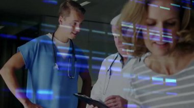 Hasta verilerini, DNA dizilimini hastane ofisinde tartışan doktorları. Sağlık, biyoteknoloji, genetik, araştırma, analiz, takım çalışması