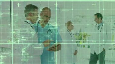 Hastanedeki dijital şebeke örtüşen hasta verilerini, tıp uzmanlarını tartışıyorlar. Sağlık, teknoloji, veri analizi, yenilik, takım çalışması, işbirliği