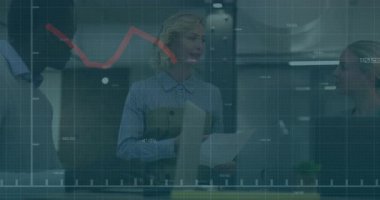 Finansal grafik verilerini tartışmak, modern ofis toplantısında iş arkadaşlarıyla iş kadını olmak. Takım çalışması, konferans, analitik, şirket, strateji, işbirliği