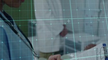 Hastanede, tıbbi uzman dijital verileri animasyon örtüsüyle analiz ediyor. Sağlık, teknoloji, yenilik, veri analizi, fütüristik, tanı