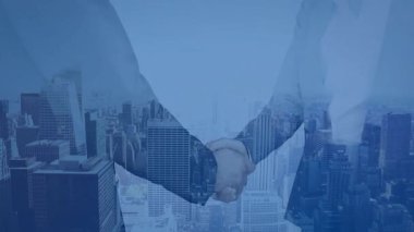 Şehir silueti arkaplanı, iş ortakları işbirliğini simgeleyen tokalaşma. Ortaklık, işbirliği, takım çalışması, şirket, anlaşma, kentsel