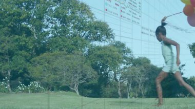 Okulda veri görselleştirmesi üzerine animasyonda balonlarla koşan bir çocuk. Eğitim, bilgi, teknoloji, analiz, çocukluk, öğrenme