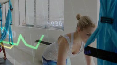 Yoga dersinde, insanlar havadan poz verip, finansal grafik oluşturuyorlar. refah, egzersiz, meditasyon, finans, analiz, denge