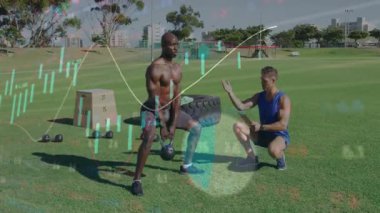 Kettlebell 'i kaldırıyorum, dışarıdaki adam spor salonu veri animasyonuyla örtüşüyor. Egzersiz, güç, eğitim, egzersiz, atletik, teknoloji