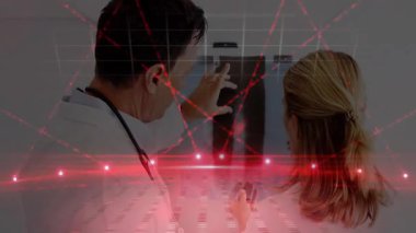 Dijital veri animasyonu örtüşen röntgenler, hastanede analiz yapan doktorlar. Sağlık, ilaç, teşhis, teknoloji, radyoloji, analiz