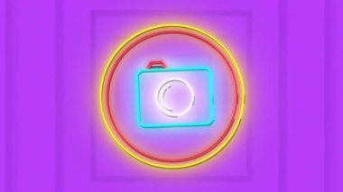 Canlı mor dairesel arkaplan üzerinde neon kamera simgesinin parlayan animasyonu.