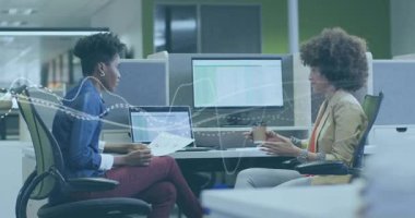 İki meslektaş veri işleme animasyon örtüsüyle ofiste çalışmayı tartışıyor. İş, takım çalışması, işbirliği, tartışma, analitik, kurumsal