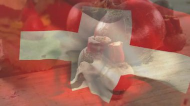 Mutfak ortamında domates ve mantarlar dahil taze sebzeli İsviçre bayrağı. Mutfak, beslenme, yemek, malzemeler, sağlıklı, gastronomi.