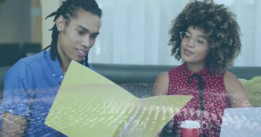 Belgeler, veri işleme animasyon örtüşen iki kişi görüşüyorlar. İşbirliği, takım çalışması, veri analizi, iş, teknoloji, dijital