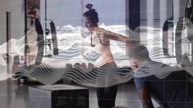 Spor salonunda dijital dalga animasyonuyla egzersiz yapan bir kadın. Fitness, egzersiz, teknoloji, egzersiz