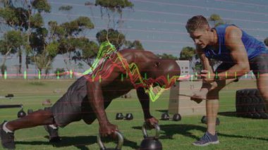 Kettlebell şınav çekiyor, antrenörü olan ve veri analizi animasyonu yapan bir adam. Fitness, egzersiz, egzersiz, koçluk, teknoloji, dijital