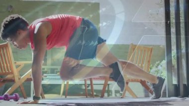 Egzersiz, geometrik animasyonu olan kişi kapalı spor salonunda. egzersiz, dijital, sağlık, egzersiz, spor salonu, teknoloji