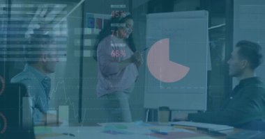 Veri analizcileri ve dünya haritası animasyonlarıyla iş toplantısı. teknoloji, yenilik, dijital, takım çalışması, işbirliği, strateji