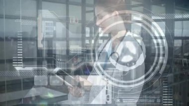 Modern ofiste çalışan iş kadını dijital animasyonlu akıllı telefon kullanıyor. Teknoloji, yenilik, şirket, teknoloji