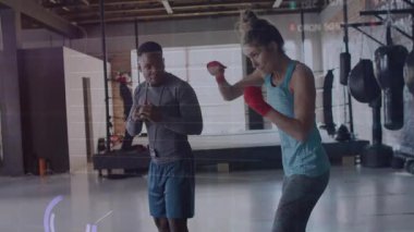 Finansal veri animasyonlarıyla spor salonunda boks yapan iki kişi. Spor, egzersiz, fitness, finans, dijital, atlet