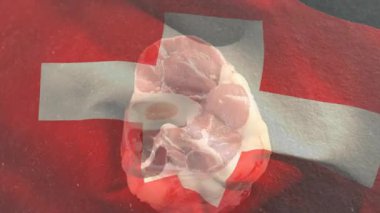 Kırmızı desenli arka planda çiğ et parçasının üzerinde İsviçre bayrağı var. Mutfak, vatanseverlik, malzeme, aşçılık, gastronomi, kasap.