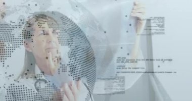 Dijital dünya haritasının animasyonuyla röntgenleri inceliyorum. Doktorlar hastanede. Sağlık, teknoloji, yenilik, tanı, küresel, profesyoneller