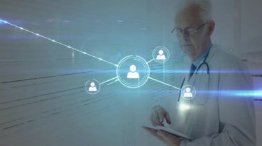Hastanede, doktor insan ikonlarının dijital ağ animasyonuyla etkileşime geçiyor. Sağlık, teknoloji, yenilik, iletişim, tıbbi, analiz
