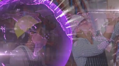 Çizgili önlük ayarlama makinesinde çalışan işçinin üzerinde mor dijital küre animasyonu. Teknoloji, küresel, yenilik, endüstri, mühendislik, otomasyon