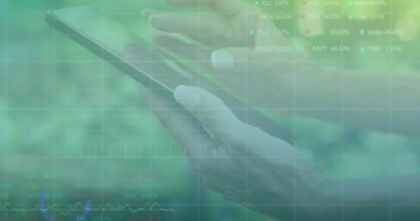 Yeşil arka plan üzerinde finansal veri işleme animasyonu olan tableti tutan eller. Teknoloji, analitik, finans, dijital, yatırım, ekonomi