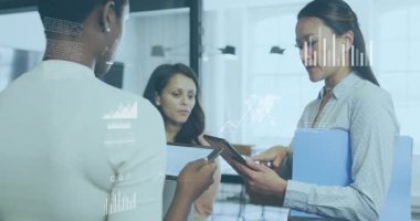 Veri analizleri, iş adamları, ofisinde grafikleri olan tabletler kullanıyorlar. teknoloji, takım çalışması, işbirliği, dijital, üretkenlik, strateji