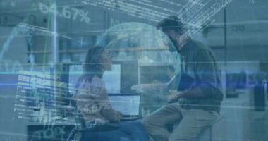 Ofiste işbirliği, küresel ve finansal veri animasyonuna sahip çeşitli profesyoneller. Takım çalışması, iş, çeşitlilik, finans, küresel işbirliği