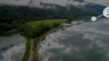 Huzurlu göl ve orman manzarasını kaplayan dijital ağın animasyonu. Teknoloji, bağlantı, doğa, sükunet